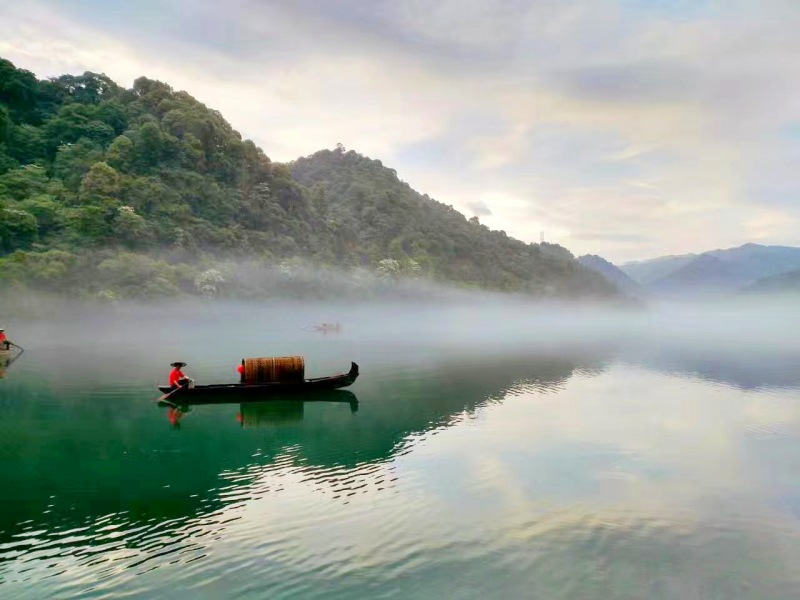 湖南小东江风景区,是国家4a级旅游区,湖南省重点风景名胜区,集山的